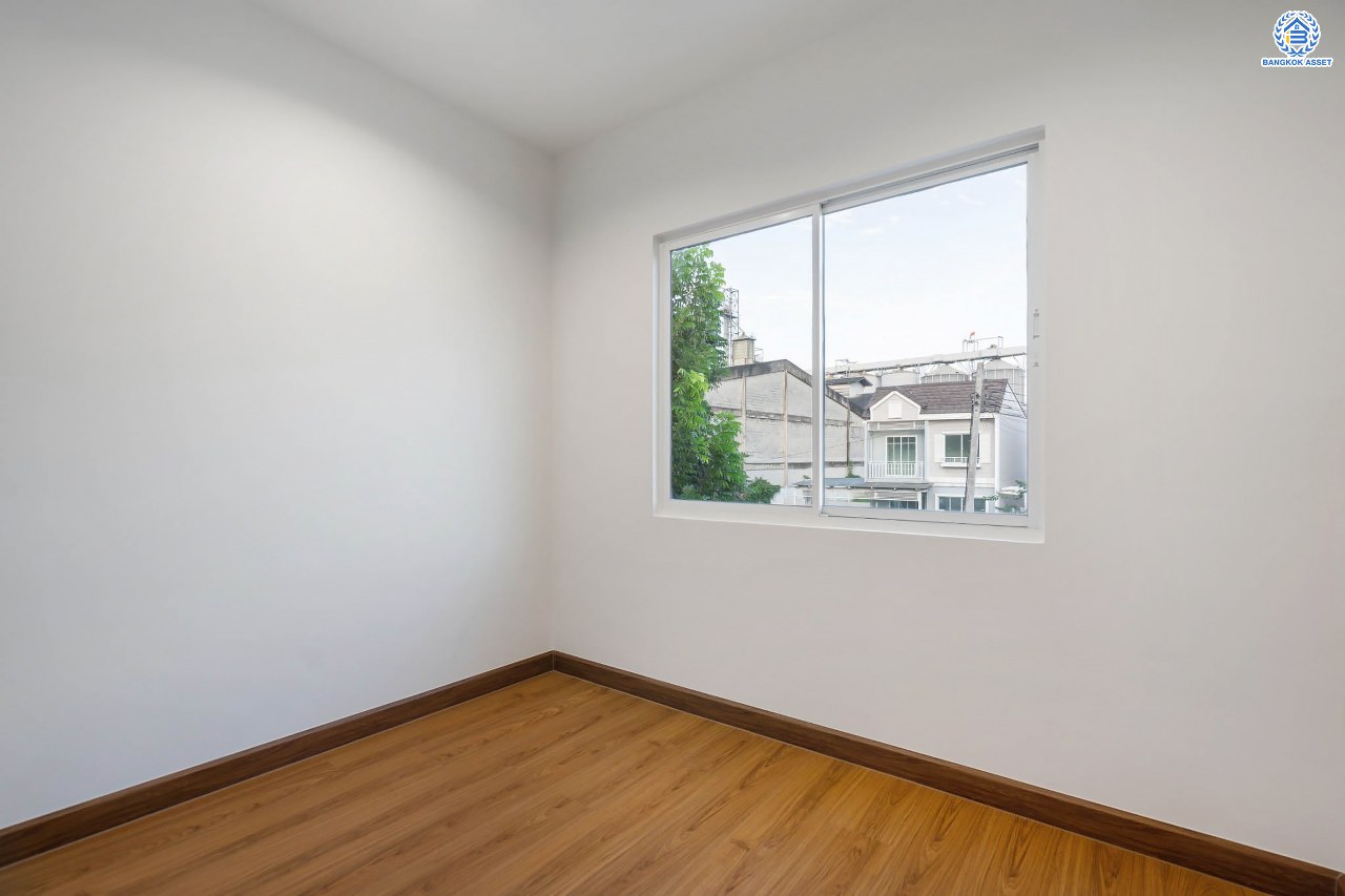 บ้านมือสองตกแต่งใหม่ โครงการ เดอะวิลเลจ แจ้งวัฒนะ-ติวานนท์ หลังมุม เนื้อที่ 55 ตร.ว. ดีไซน์ตอบทุกไลฟ์สไตล์ ฟังก์ชัน 3 ห้องนอน 2 ห้องน้ำ จอดรถได้ 2 คัน Living ชั้นล่างกว้างขวาง สามารถกั้นเป็นห้องเพิ่มได้สบาย ๆ บนทำเลติดถนนใหญ่ เชื่อมต่อทุกเส้นทาง ใกล้รถไฟฟ้าสายสีชมพู "สถานีแจ้งวัฒนะ-ปากเกร็ด28" และจุดขึ้นทางด่วน "ศรีสมาน"